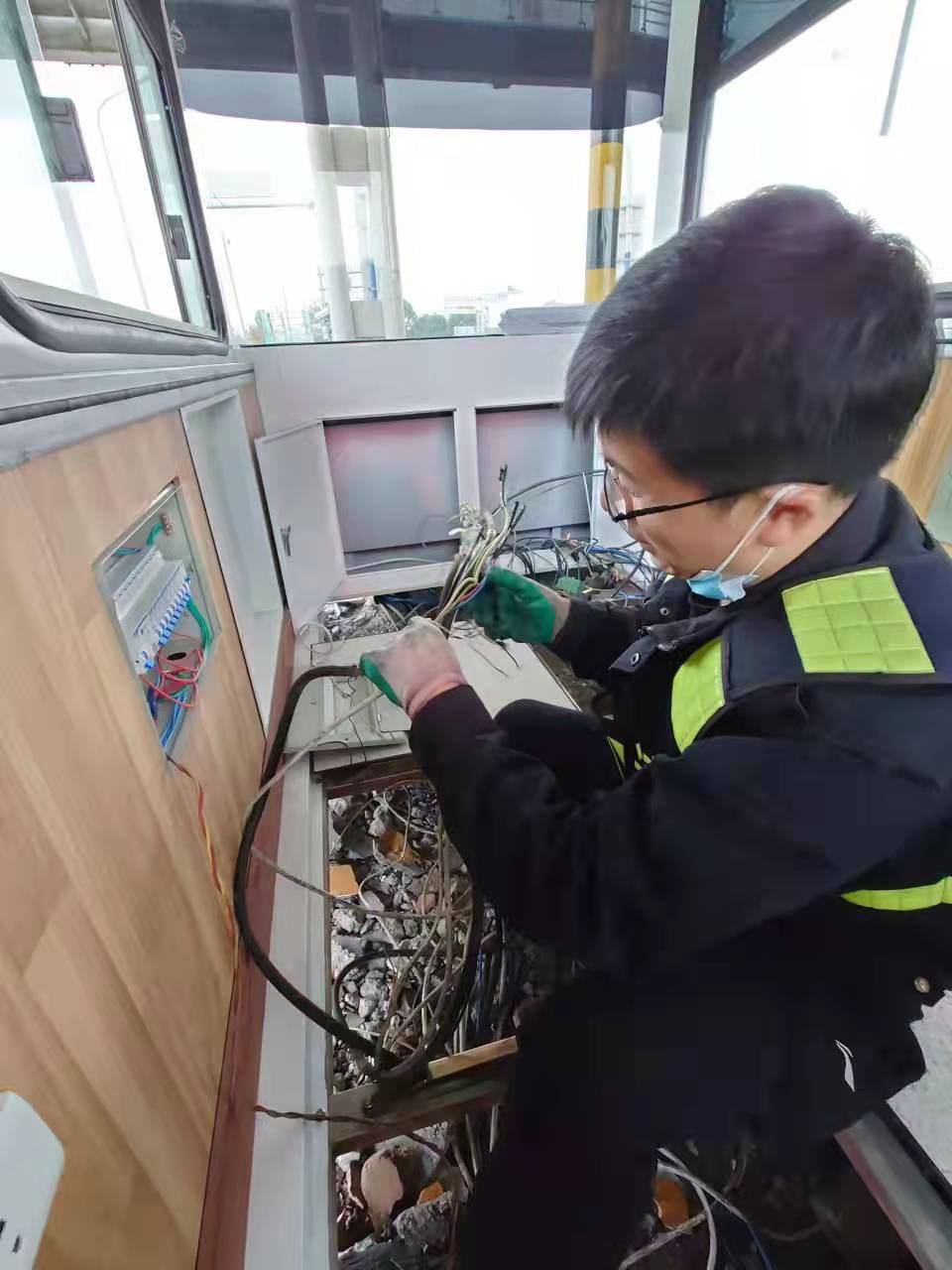 搶修人員在接線(xiàn).jpg